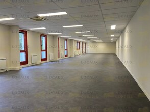 Flex in Éragny for lease Interior Photo- Image 2 of 5