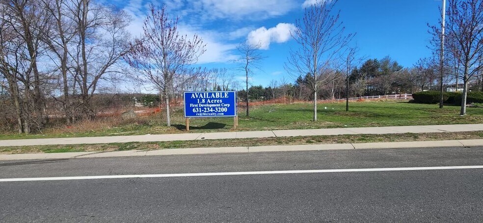 744 Smithtown Byp, Smithtown, NY à vendre - Photo du bâtiment - Image 1 de 2