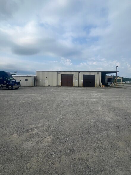 2250 Industrial Dr, Connellsville, PA à vendre - Photo du bâtiment - Image 2 de 9