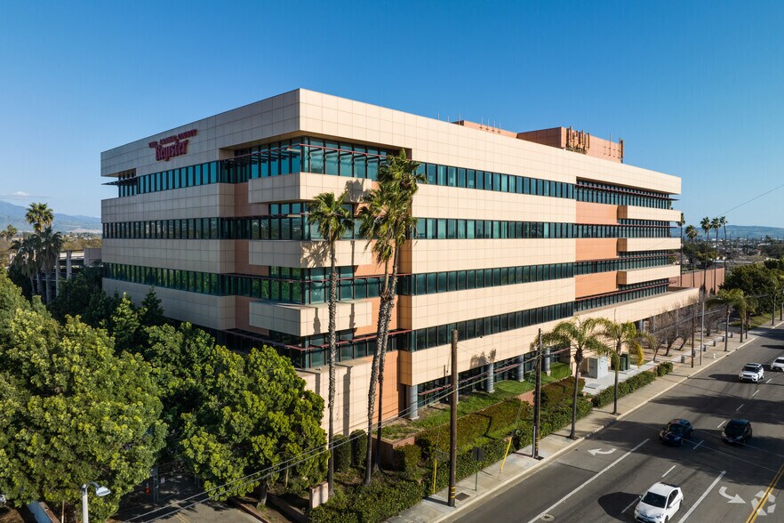 625 N Grand Ave, Santa Ana, CA à vendre - Photo principale - Image 1 de 63