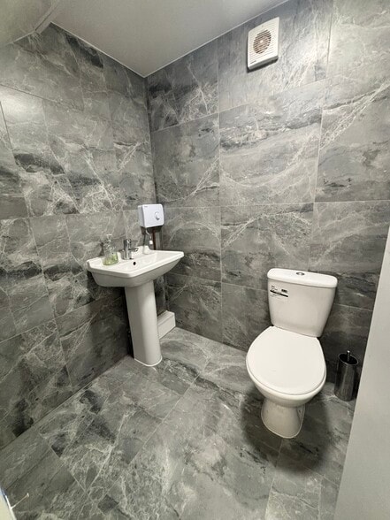 159 Hersham Rd, Walton On Thames à louer - Photo du bâtiment - Image 3 de 3