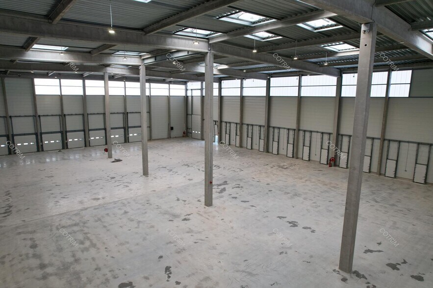 Industrial in Reims for lease - Interior Photo - Image 1 of 4