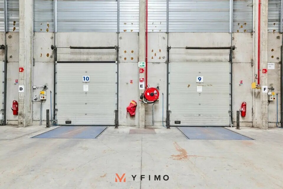 Flex in Gargenville for lease Interior Photo- Image 1 of 2