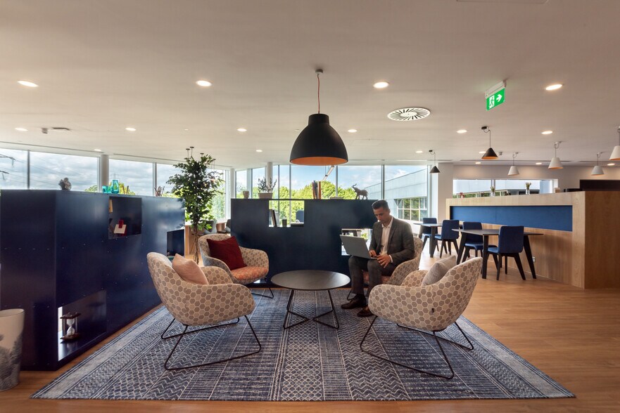 220 Wharfedale Rd, Wokingham for lease - Interior Photo - Image 3 of 10