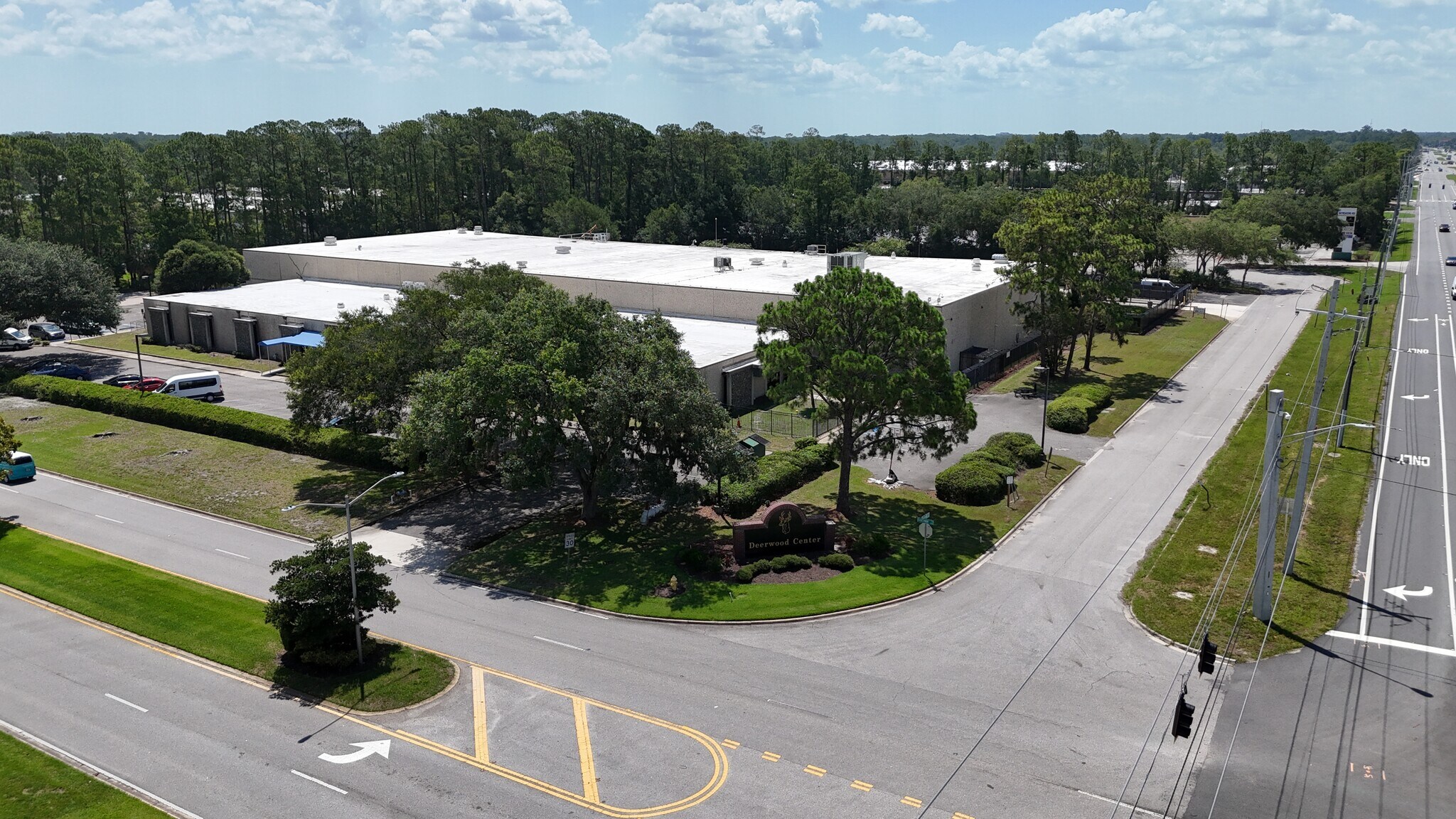 8230 Baycenter Rd, Jacksonville, FL à louer Photo du bâtiment- Image 1 de 8