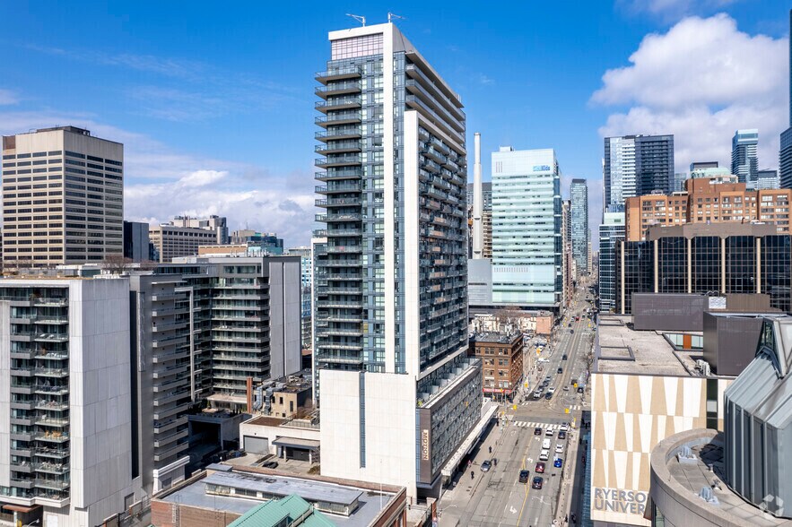 570 Bay St, Toronto, ON à louer - Photo du bâtiment - Image 2 de 32