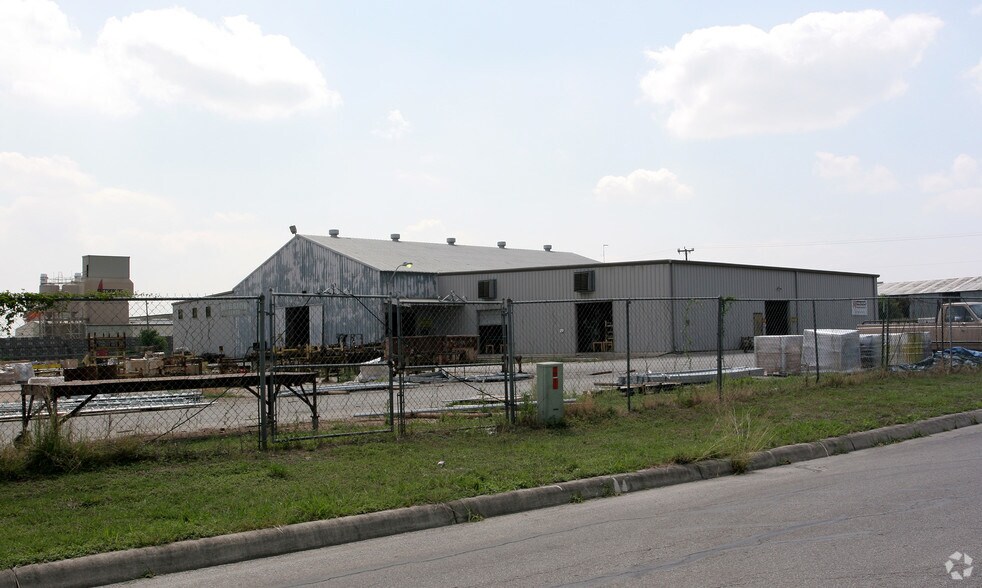 402 Gibbs Sprawl Rd, Converse, TX à louer - Photo du bâtiment - Image 3 de 4