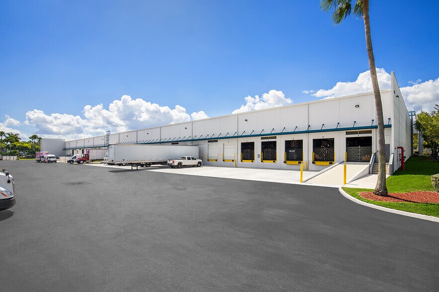 11200 NW 25th St, Miami, FL à louer - Photo du bâtiment - Image 3 de 4