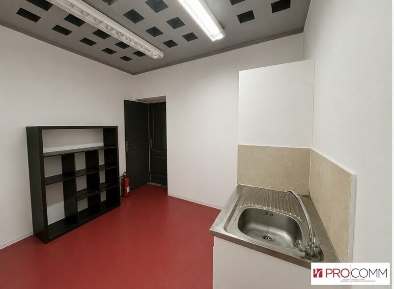 Retail in Orange for lease - Interior Photo - Image 3 of 5