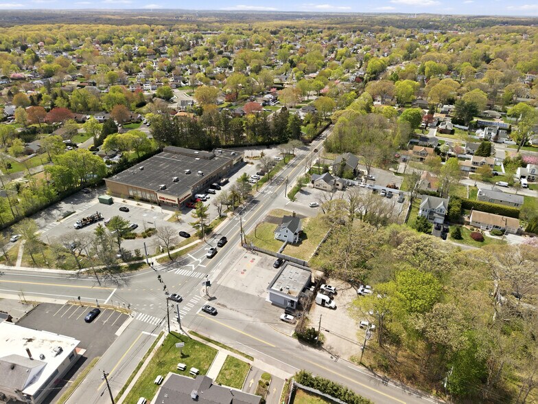 749 E Main St, Kings Park, NY à vendre - Photo du bâtiment - Image 2 de 23