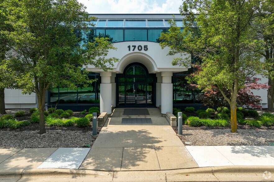 1705 Woodland Dr E, Saline, MI for lease - Building Photo - Image 2 of 5