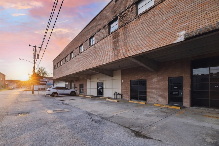 2412 Bartlett St, Houston, TX for lease - Building Photo - Image 1 of 16