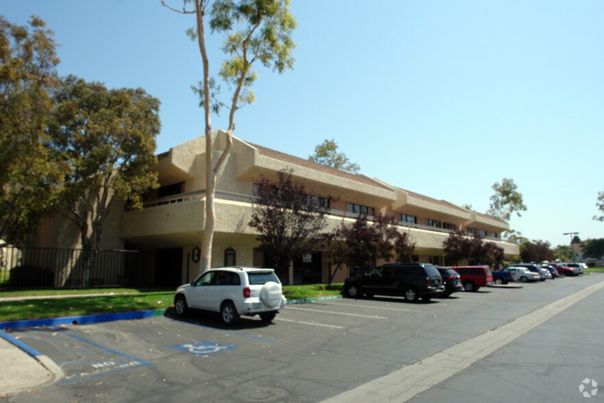 2438 N Ponderosa Dr, Camarillo, CA à vendre - Photo du bâtiment - Image 3 de 18