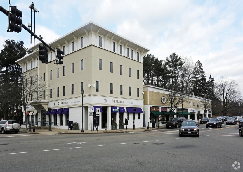 555 Washington St, Wellesley, MA à louer - Photo du bâtiment - Image 2 de 9