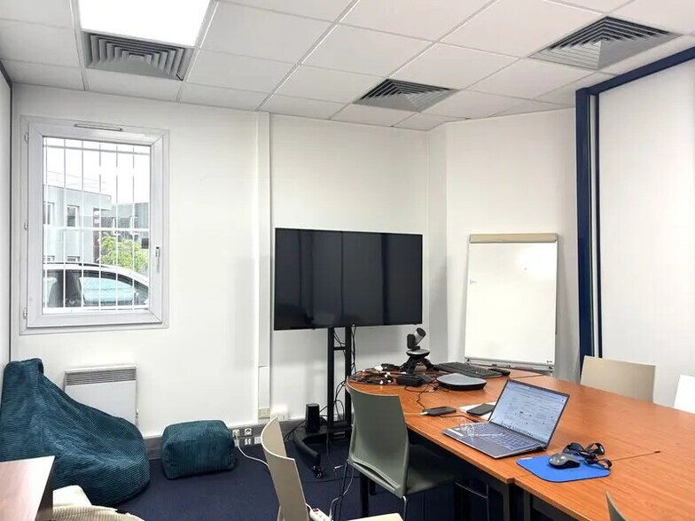 Office in Lyon for lease - Interior Photo - Image 2 of 7