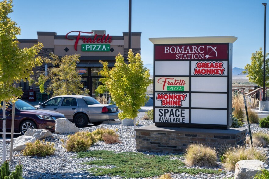 Bomarc Station portefeuille de 3 propriétés à vendre sur LoopNet.ca - Photo du bâtiment - Image 3 de 9