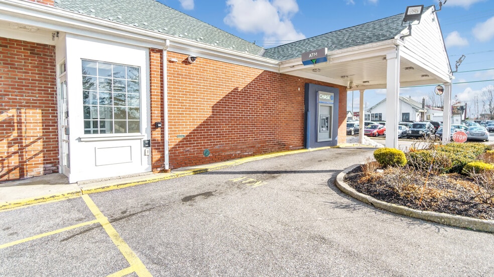 472 Medford Ave, Patchogue, NY à louer - Photo du bâtiment - Image 3 de 9