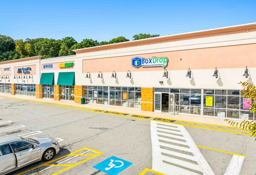 2020 Norwich New London Tpke, Montville, CT à louer - Photo du bâtiment - Image 3 de 7