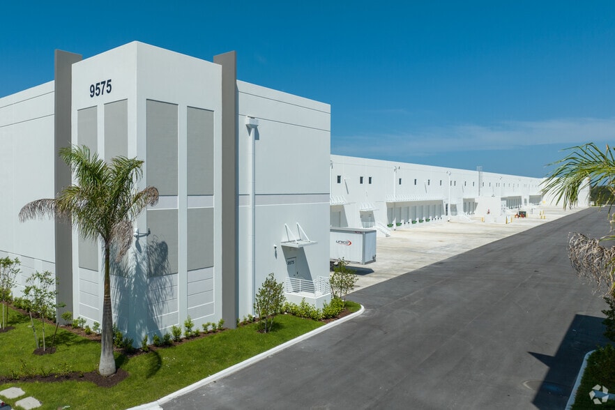 9575 NW 174th St, Hialeah, FL à louer - Photo du bâtiment - Image 3 de 26