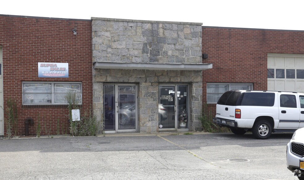 11 Sarah Dr, Farmingdale, NY à louer - Photo du bâtiment - Image 2 de 5