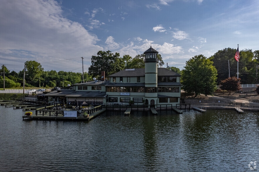 562 Portage Lakes Dr, Akron, OH for sale - Building Photo - Image 2 of 5