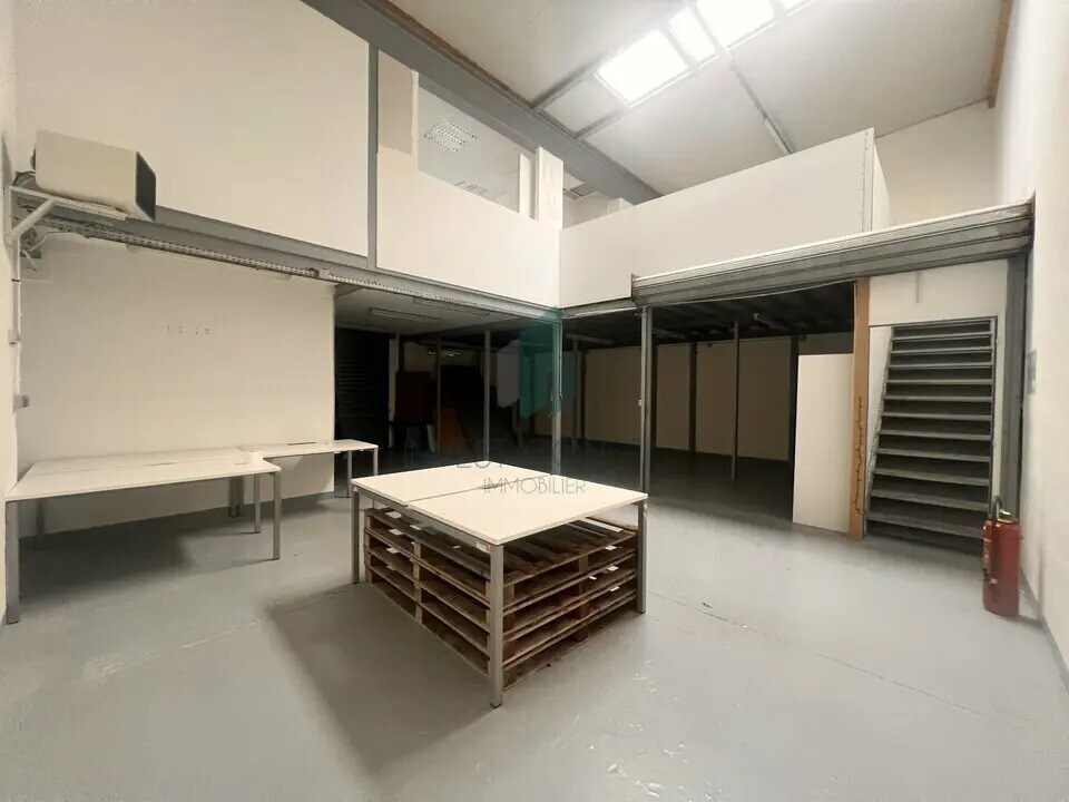 Flex in Eaubonne for lease Building Photo- Image 1 of 9