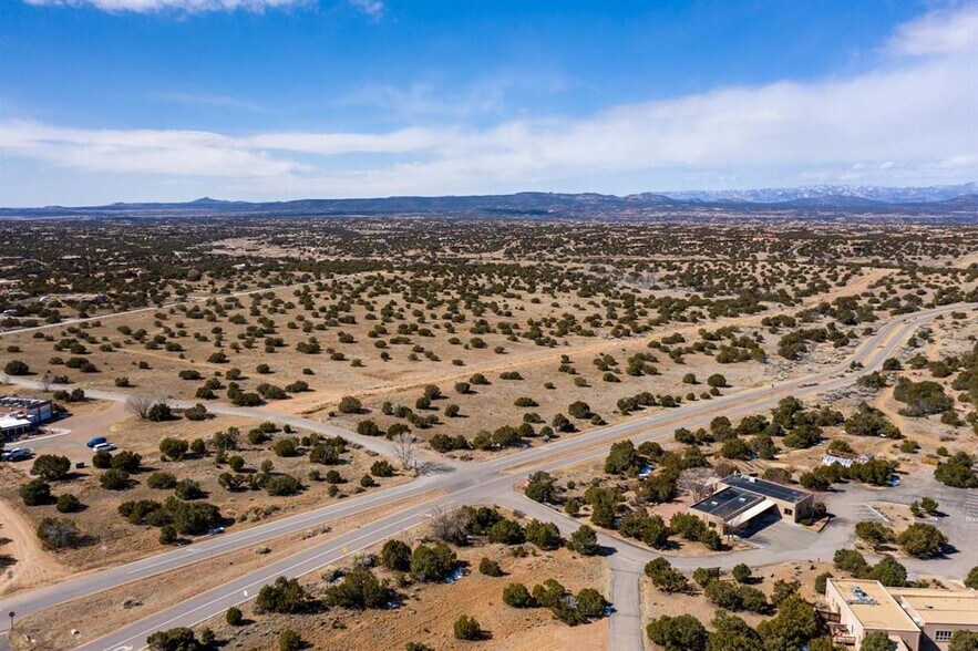 0 Camino La Tierra, Santa Fe, NM à vendre - Photo du bâtiment - Image 2 de 37