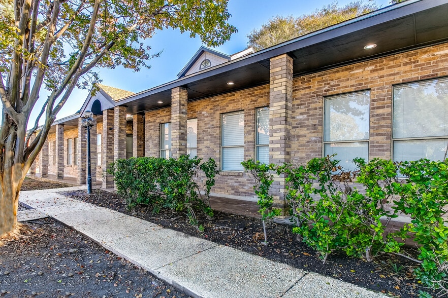 8627 Cinnamon Creek Dr, San Antonio, TX à vendre - Photo du bâtiment - Image 2 de 12