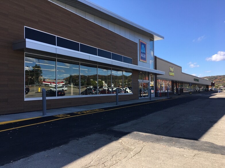 560 Harry L Dr, Johnson City, NY for lease - Building Photo - Image 1 of 4