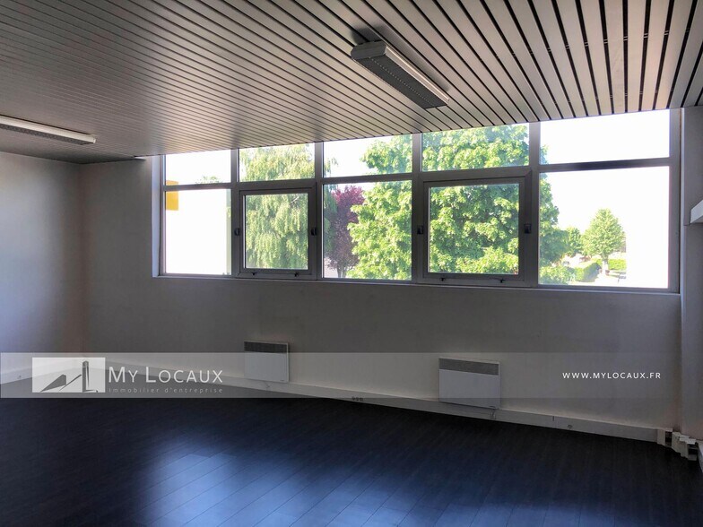 Flex in SAINT-OUEN-L'AUMONE for lease - Interior Photo - Image 3 of 5