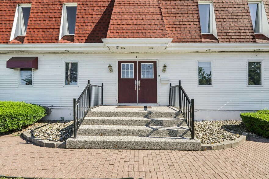 11 Ramapo Rd, Garnerville, NY à vendre - Photo du bâtiment - Image 2 de 24