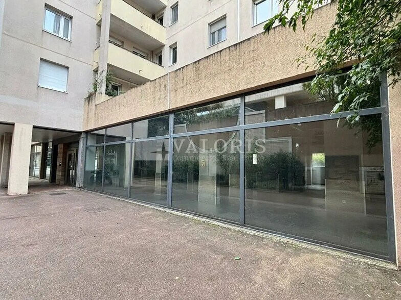 Retail in Lyon for lease - Building Photo - Image 3 of 12