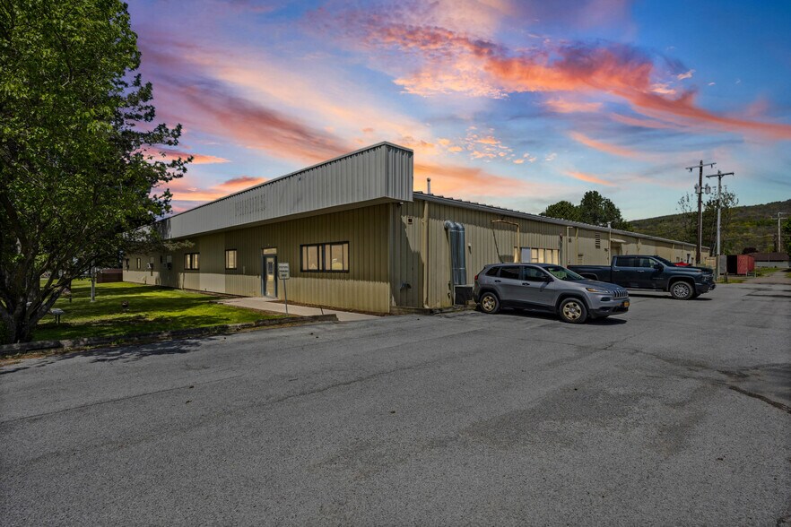 10 Forbes St, Dansville, NY à louer - Photo du bâtiment - Image 1 de 41