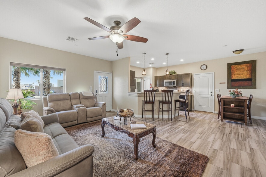 1100 Rolling Hills Dr, Lake Havasu City, AZ à vendre - Photo du bâtiment - Image 2 de 7