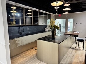 800 Harbour Dr, Naples, FL for lease Interior Photo- Image 1 of 4