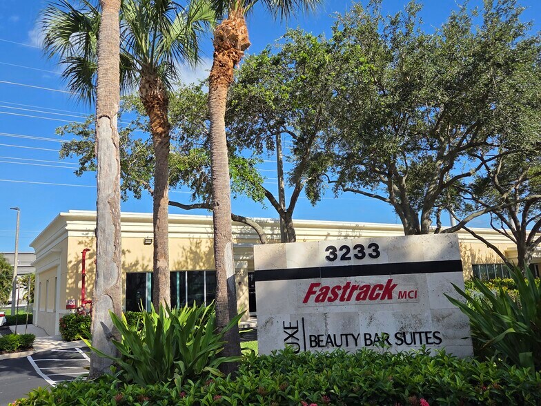 3233 Commerce Pl, West Palm Beach, FL à louer - Photo du bâtiment - Image 1 de 4