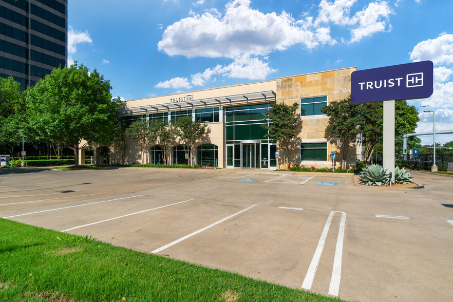 5820 W Northwest Hwy, Dallas, TX for lease - Building Photo - Image 1 of 13