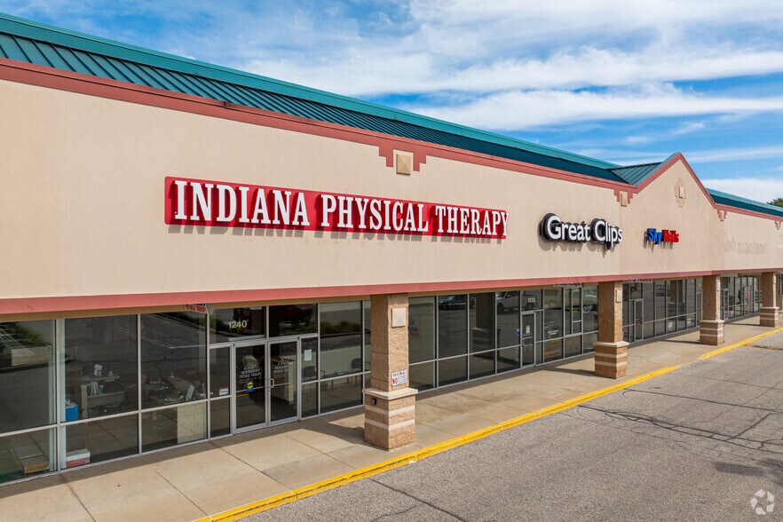 1200-1252 N Nappanee St, Elkhart, IN à louer - Photo du bâtiment - Image 2 de 17