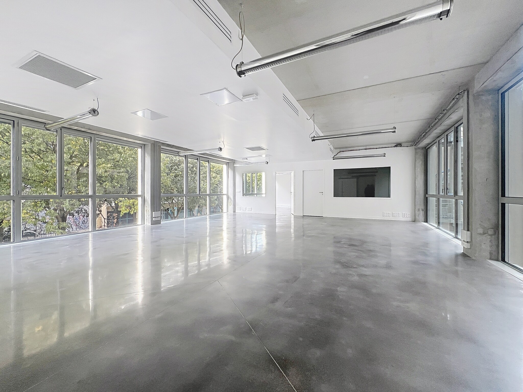 Office/Retail in Paris for lease Interior Photo- Image 1 of 8