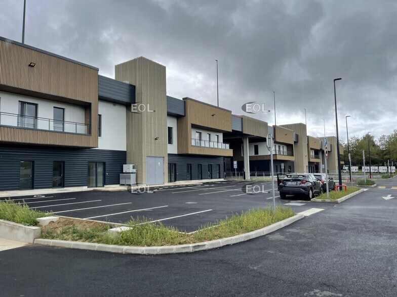 Flex in Élancourt for lease - Building Photo - Image 2 of 24