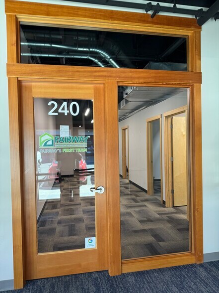 202 E Historic Columbia River Hwy, Troutdale, OR à louer - Photo du bâtiment - Image 3 de 12