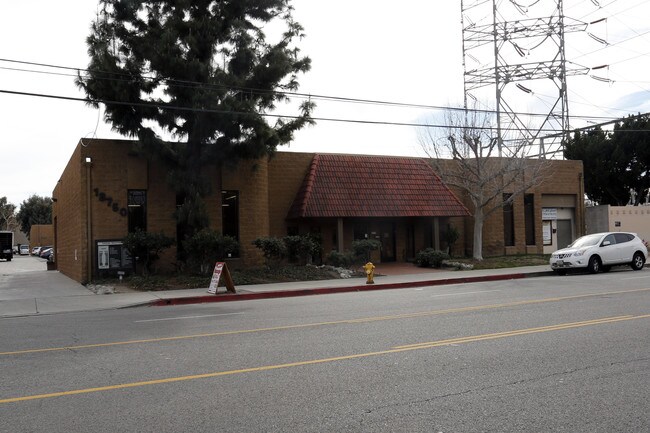 Plus de détails pour 18750 Oxnard St, Tarzana, CA - Industriel à louer