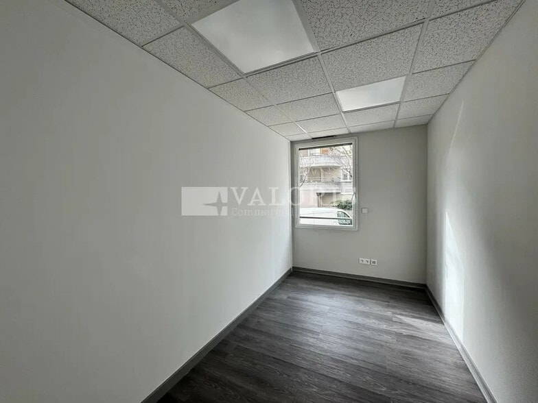 Office in Lyon for lease - Building Photo - Image 3 of 8