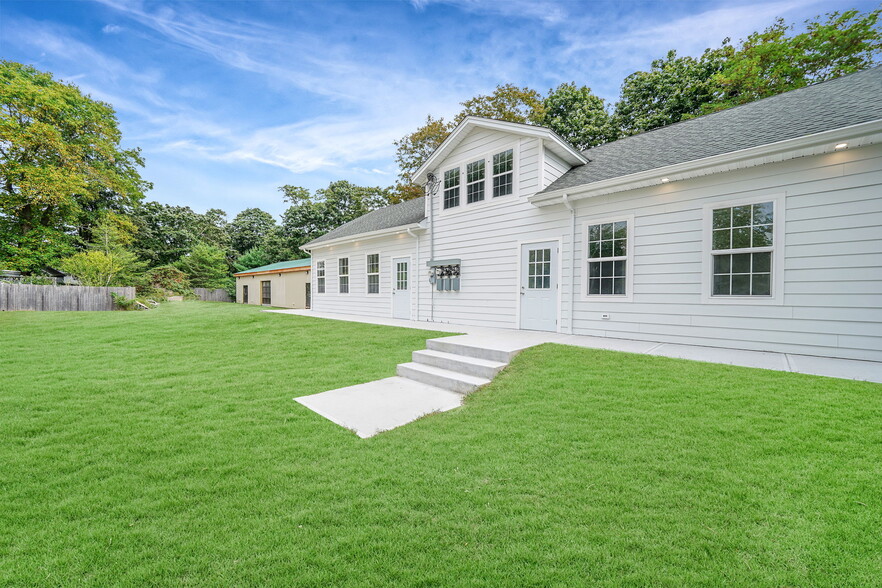 533 Montauk Hwy, East Moriches, NY for lease - Building Photo - Image 3 of 28