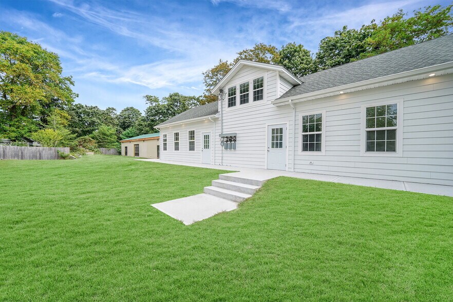 533 Montauk Hwy, East Moriches, NY à louer - Photo du bâtiment - Image 3 de 28