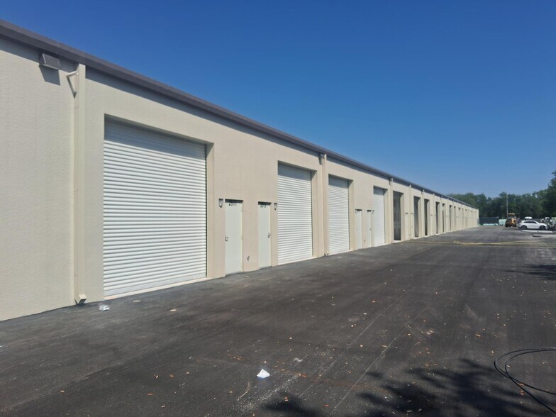 2501 Old Dixie Hwy, Kissimmee, FL à louer - Photo du bâtiment - Image 3 de 7