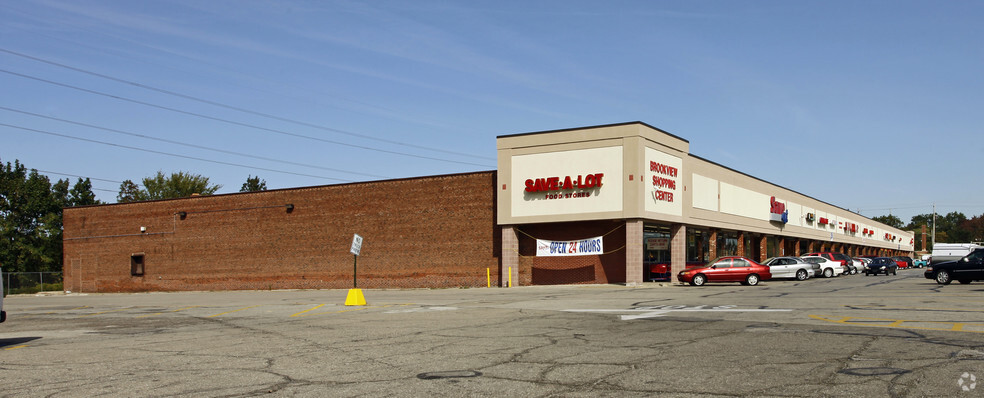 2124-2190 Brookpark Rd, Cleveland, OH for lease - Primary Photo - Image 1 of 7