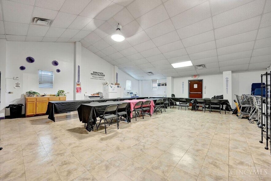 10456 Pippin Rd, Cincinnati, OH à vendre - Photo du bâtiment - Image 2 de 30