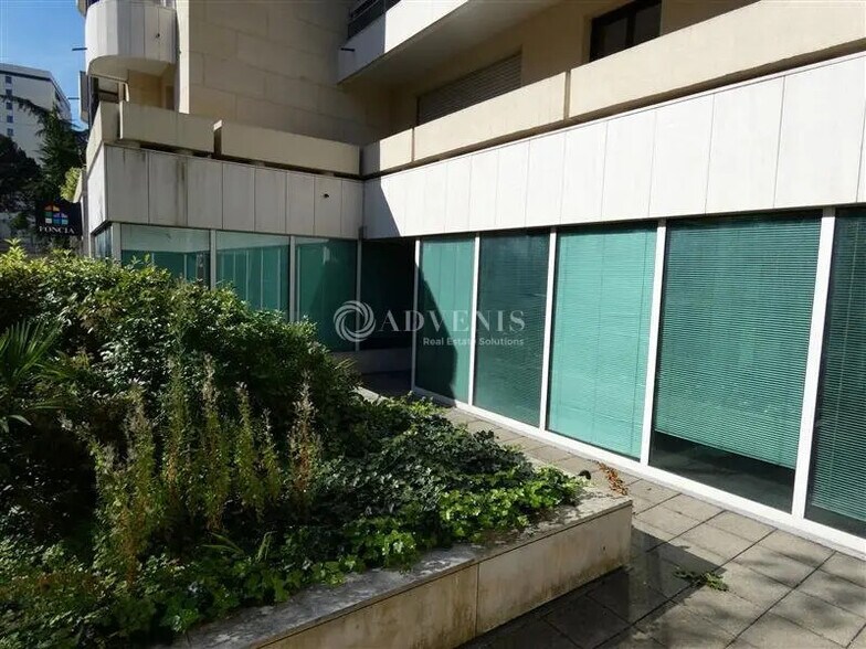 Office in Suresnes for lease - Building Photo - Image 1 of 9