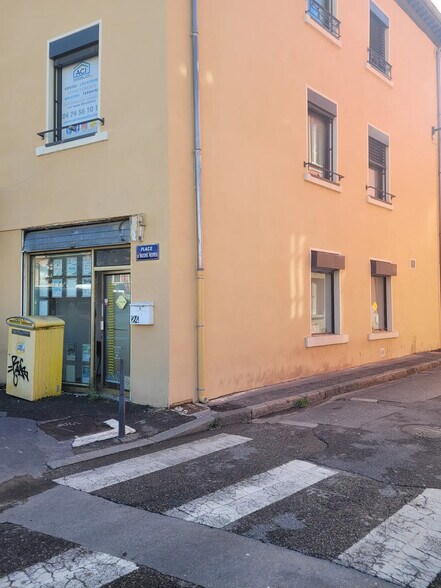 24 Place Des Maisons Neuves, Villeurbanne à louer - Photo du bâtiment - Image 3 de 7